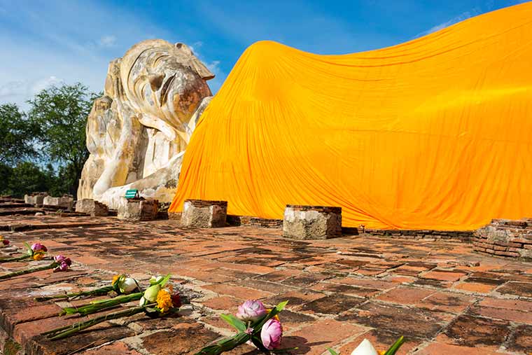 Den liggande Buddha statyn i Ayutthaya i Thailand