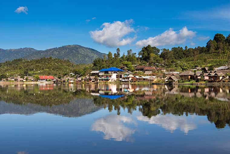 Thaländsk by belägen i Pai, Thailand