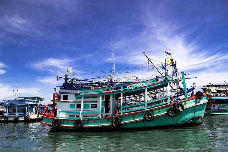 En fiskebåt i Rayong, Thailand
