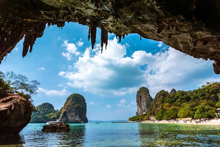 vacker utsikt inifrån en grotta någonstans i Thailand