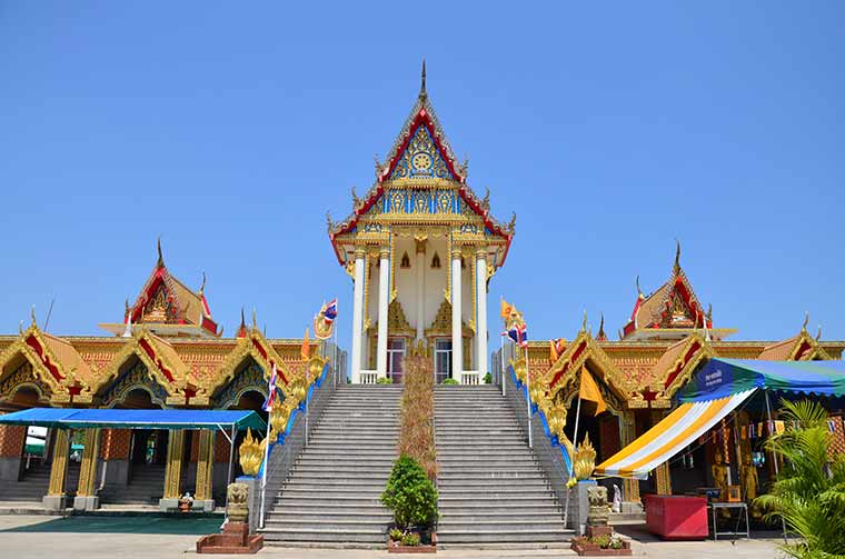 Ett tempel belägen i Trat i Thailand